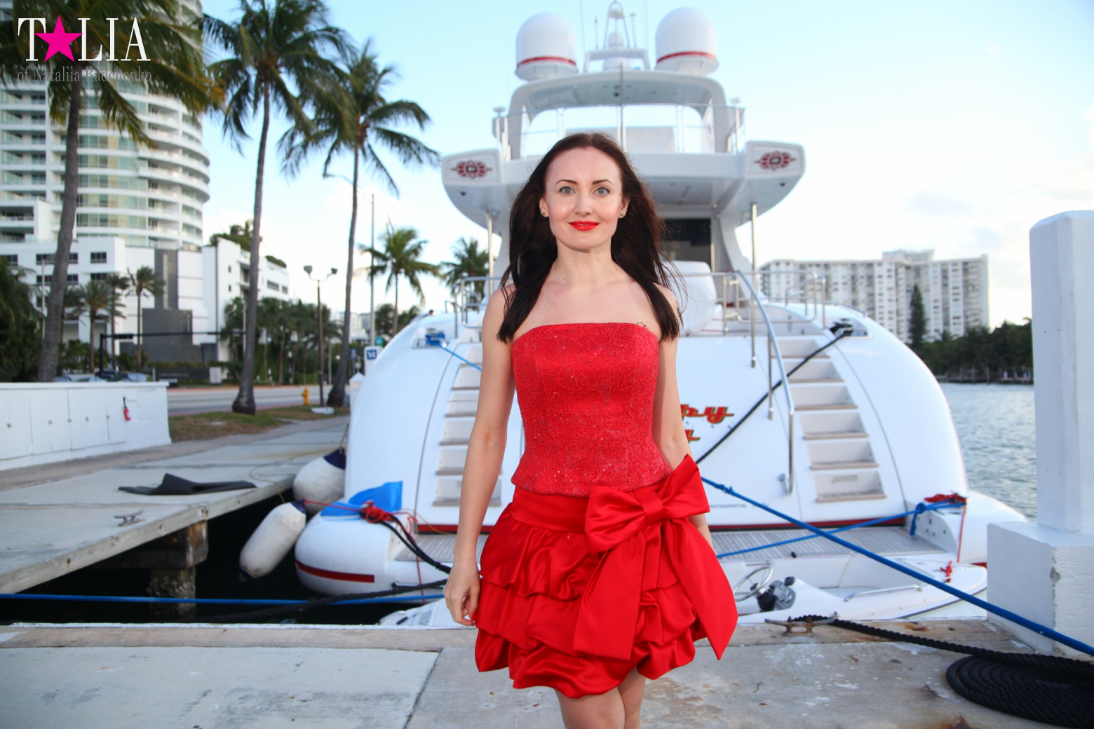 Yachts, Palms, Bay - The promenade of Middle Miami Beach, Collins Avenue